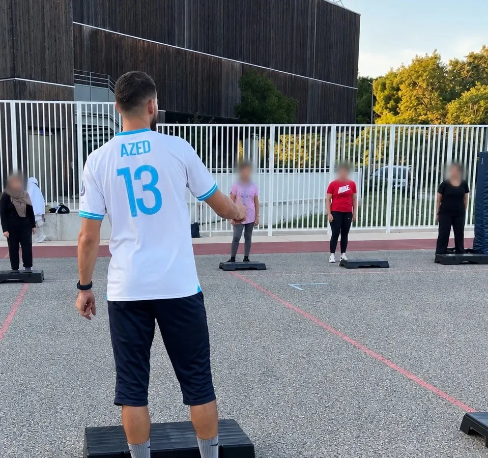Coach AZ anime une séance collective de step en plein air